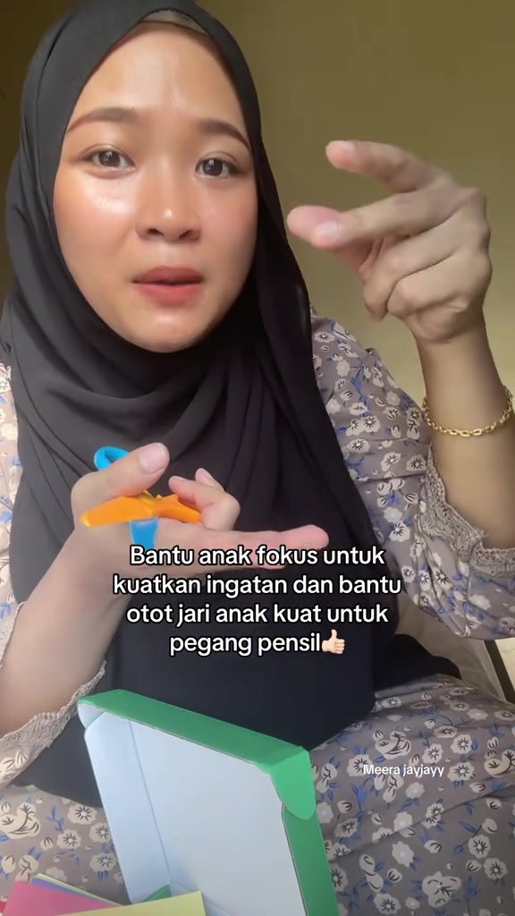 Creator M menerangkan penggunaan gunting