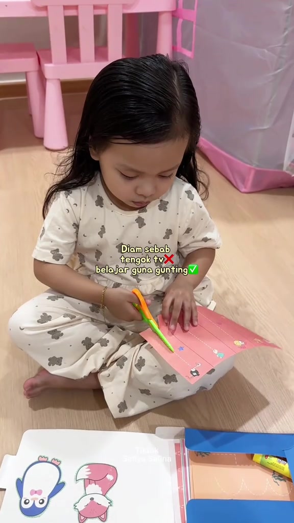 Anak sedang menggunting