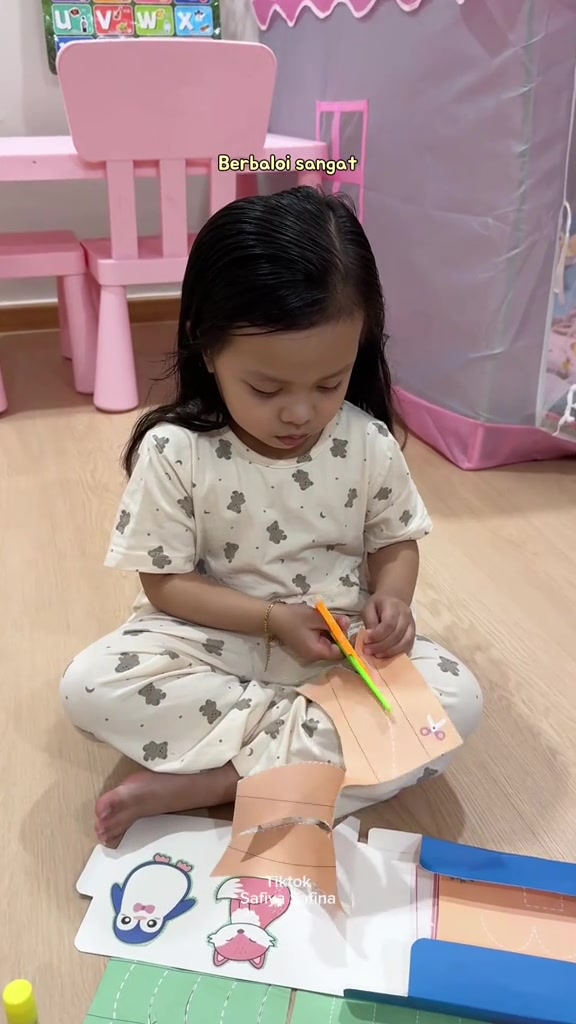 Anak meneruskan aktiviti